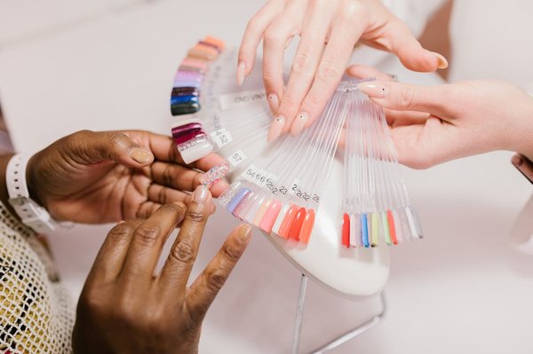 Comment enlever correctement le vernis à ongles?